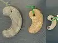 出土した勾玉。公園では勾玉づくりの体験教室が行われている。