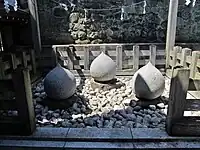 命婦社の石祠三つの如意宝珠は竹駒神社の三柱の祭神を表わすという。