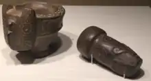 ネコ科のすり鉢とネコ科と蛇の形をしたすり棒は、小さいため幻覚剤や顔料をすり潰したと考えられている。ペルー北部の神殿遺跡、紀元前900-500年のパコパンパ遺跡より。
