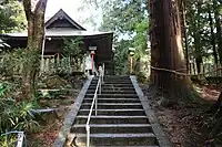 高倉神社境内石段。