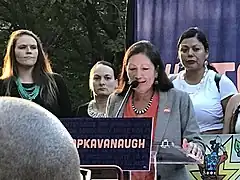 アメリカ合衆国議会議事堂において「カバノー判事指名反対キャンペーン」の演説をするハーランド（2018年9月4日）