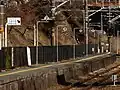 東海旅客鉄道御殿場線谷峨駅の停止位置目標。数字が書いてあるもの（2から6まで）はその両数の列車、一番奥の「○」は7両編成以上の列車に対する目標となる。
