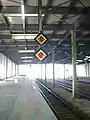 ◇が電光式で光る停止位置目標（燕三条駅）