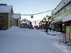 2005年12月正午ごろのメインストリートのおける雪とクリスマスライト