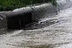 道路から雨水が流れ込む側溝蓋