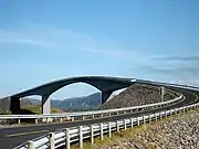 ノルウェーの大西洋道路のen:Storseisundet bridge（1989年開通）