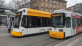 電停に並ぶ超低床電車(左:バリオバーン、右、GT6M)(2020年撮影)