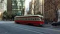 ピッツバーグ鉄道塗装を纏うサンフランシスコ市営鉄道の1062（後方、2017年撮影）