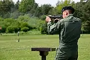 銃床を折り畳んだ状態のPM-84を撃つポーランド陸軍の戦車兵コッキングレバーおよびボルトは後退位置にある
