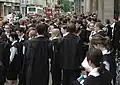 イグザミネーション・ スクールズ前のザ・ハイの路上に集まった学生たち。