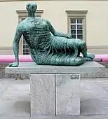 Draped Reclining Woman  ヘンリー・ムーア