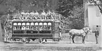 ゲオルグ・シュトレの馬車鉄道では2階建て客車が使用された（1868年撮影）