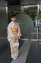 福岡市役所で着物を着た日本の女性(2018年)