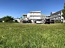 北運動場児童数の減少に伴い、雑草が広がる北運動場。一部は駐車場として活用されている。近隣幼稚園での催し物開催時、保護者用の駐車場として開放されることがある。