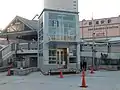 東京湾岸で発生した液状化現象(2011年4月1日、千葉県浦安市・新浦安駅前)