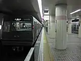 プラットホームに停車中の列車