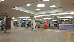 改札口付近