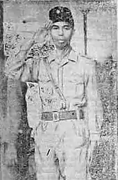 軍服を着て敬礼をする男