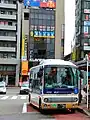 京王バス色の日野・ポンチョ（共通予備車）による代走 (D21562)