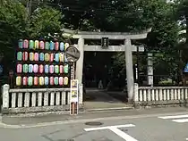 8月の例祭前のため鳥居の左側に提灯が設置されている