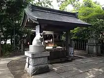 手水舎、手前に狛鼠が見える