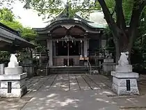拝殿に向かって二体の狛鼠が設置されている（右がオス、左がメス）