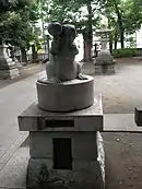 メスの狛鼠（正面）