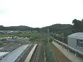 盛岡方面ホーム(右)と八戸方面ホーム(左)は高さが異なる