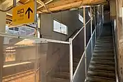改札内外が仕切られた跨線橋(2020年5月)