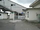 駅舎横(新津寄り)には、跨線橋を活用した自由通路入口がある