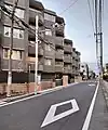 センターラインのない道路にも設置(荒玉水道道路、世田谷区砧)