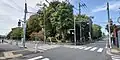 喜多見公園の北東角では、荒玉水道道路と狛江-宇奈根の水道道路が交差する。