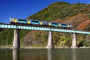 久慈川を渡るキハE130系気動車(2021年11月 袋田駅 - 上小川駅間)
