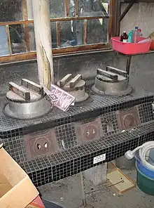 煙突が備えられ、やや近代化されたかまど