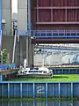 毛馬閘門に入ったアクアライナー（淀川本流より手前の大川の方が水位が低い）
