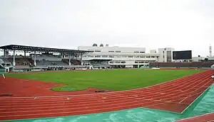 水前寺競技場メインスタンドを望む