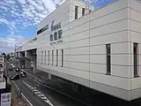 別の角度から写した駅舎（2015年8月）