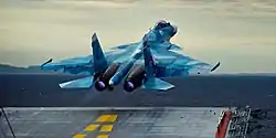 スキージャンプ甲板を用いて離陸（発艦）するSu-33