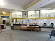 改札口と切符売り場(2012年5月)