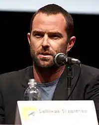 　Sullivan Stapleton