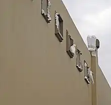 無数のキバタンが建物の壁の一部をかじった結果、大量のポリスチレン製の部品が失われた残骸。