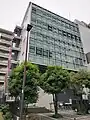 西側より見る。向かいのグランドタワーが窓に映っている。