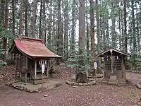 住吉・粟島・貴布根神社（左）と富士神社（右）