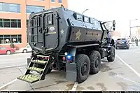 SWAT部隊に装備されたケイマンMTVの後部。シャーシの上にV字床を持つ装甲兵員室が載っている。