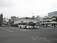 「小倉の東外れの砂津という所にある新聞社(当時の朝日新聞西部本社を指す)を訪れた。それはやっと完成したばかりの新社屋で、円形の建物のうしろに方形の工場が連結しているクリーム色の、なかなか洒落た建物だった」(「山路」)。跡地は西鉄バス砂津バスセンターとなっている。