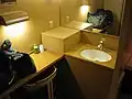 大型デスクと洗面台