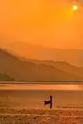 夕暮れ時のペワ湖を進むSUP