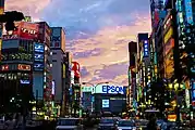 靖国通り新宿区役所前交差点付近