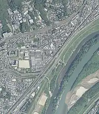 2020年の山崎蒸溜所周辺の航空写真。画面左上が山崎蒸溜所。右下の川は左から順に桂川、宇治川、木津川。国土交通省 国土地理院 地図・空中写真閲覧サービスの空中写真を基に作成