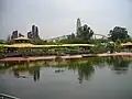 ワニ園。背後はスカイ・モノレールと観覧車。
